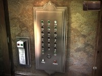 Vous vous déplacez dans l’énorme bâtiment grâce à deux ascenseurs.